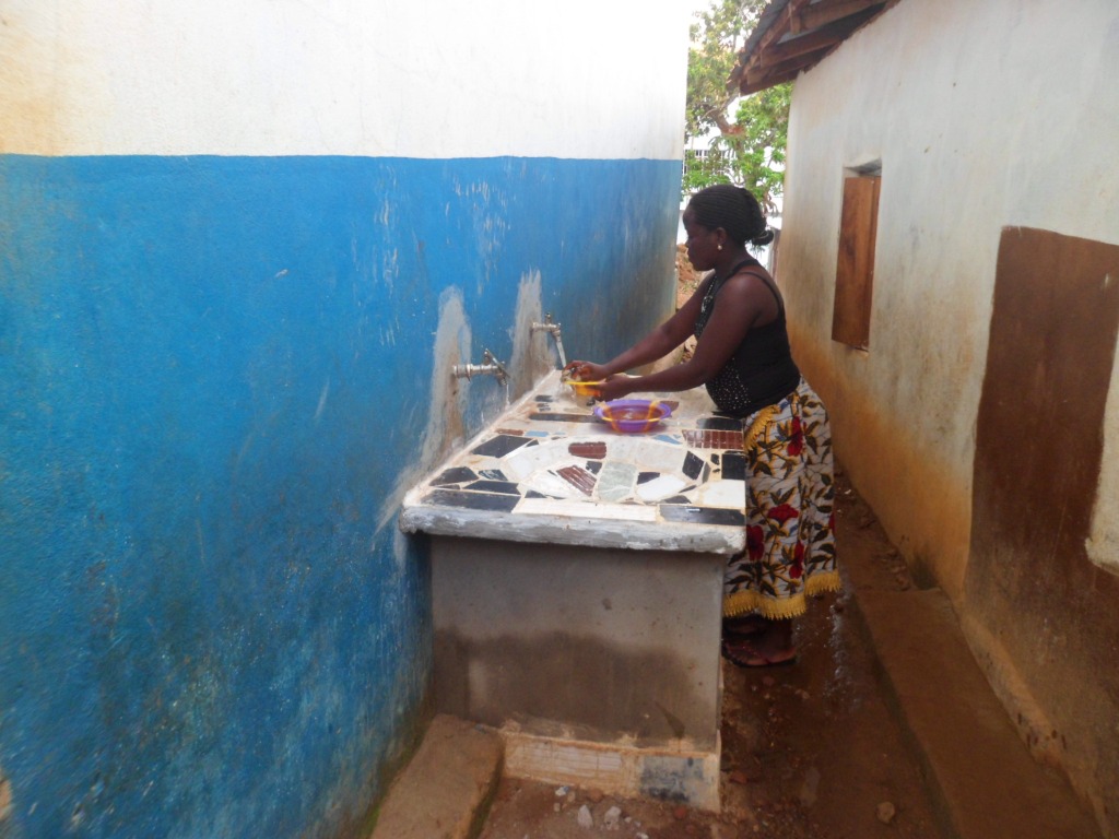 market vendor makeing use of the sink